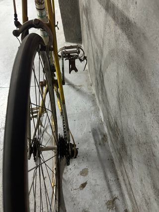 BICICLETA DE CARRETERA ESBELTA antigua.