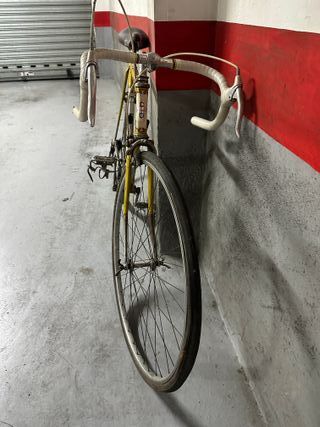 BICICLETA DE CARRETERA ESBELTA antigua.