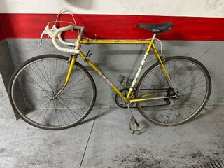 BICICLETA DE CARRETERA ESBELTA antigua.
