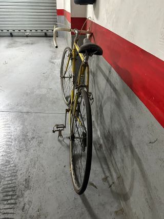 BICICLETA DE CARRETERA ESBELTA antigua.