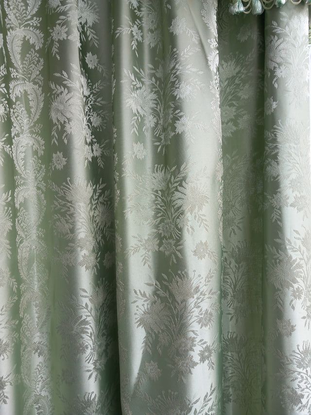 Cortinones de damasco  verdes y cortinas beige
