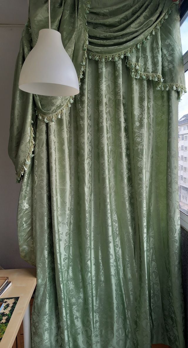 Cortinones de damasco  verdes y cortinas beige