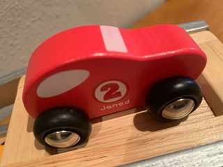 Camión y coches de madera con cuerda