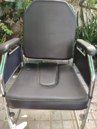 Silla de ruedas con depósito