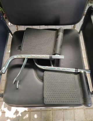 Silla de ruedas con depósito