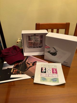 RARE CAJA MERCH SELENA GOMEZ