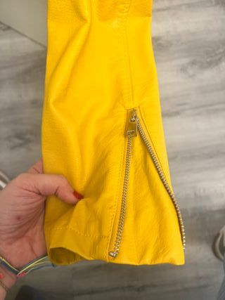 Chaqueta amarilla Stradivarius