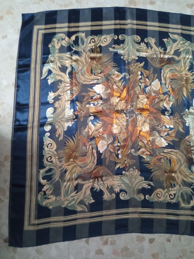 Pañuelo vintage azul marino y dorado 