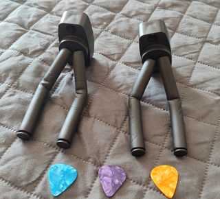 Dos soportes de guitarra de pared y púas