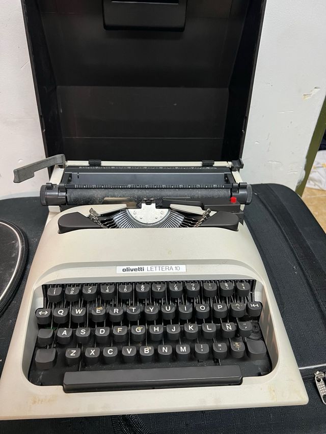 Maquina de escribir Olivetti lettera 10