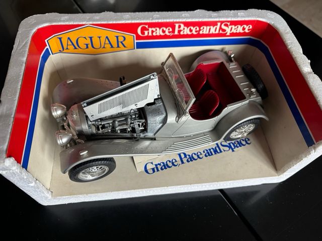 Modellino Burago Jaguar SS100 (1937)