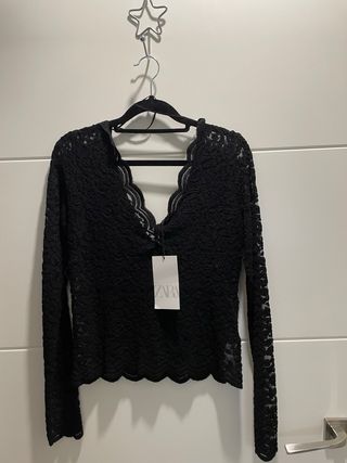 Top camiseta encaje negro zara