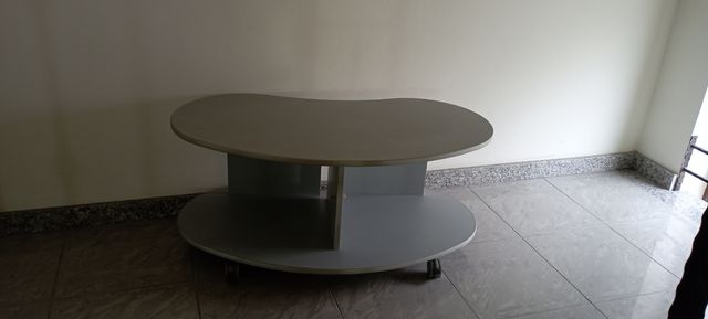 Tavolo base per TV con ruote.