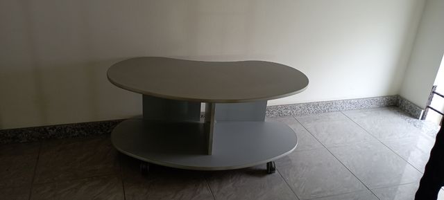 Tavolo base per TV con ruote.