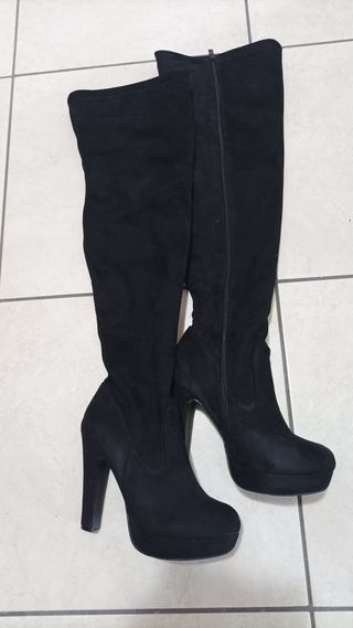 Stivali sopra il ginocchio con tacco alto