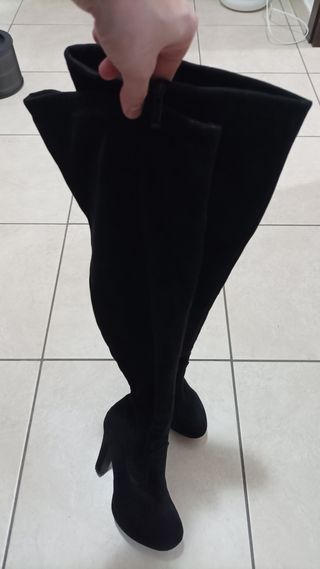 Stivali sopra il ginocchio con tacco alto