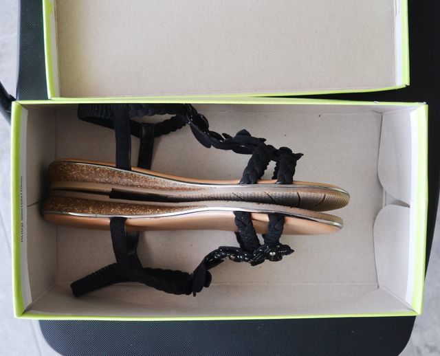 sandali neri con fiori e borchie