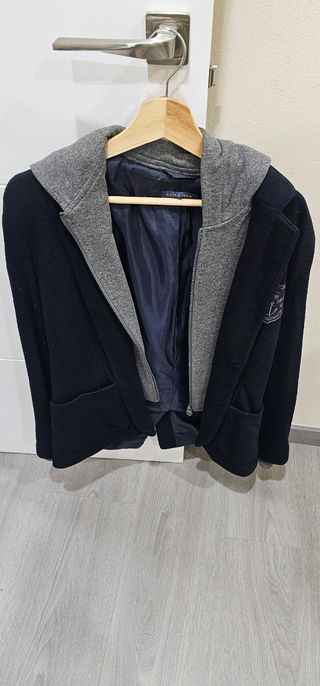 Chaqueta con capucha