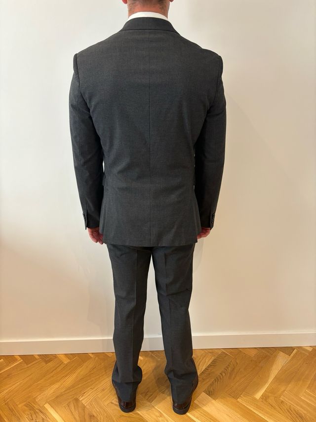 Traje gris para hombre