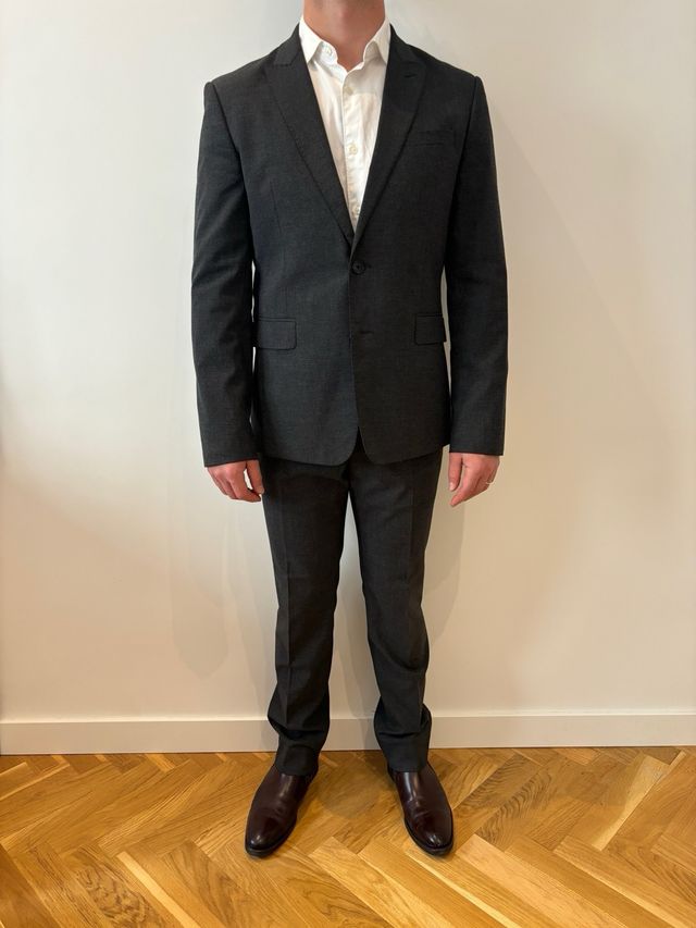 Traje gris para hombre