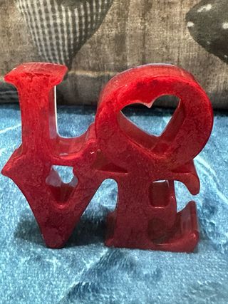 Scritta Love in resina