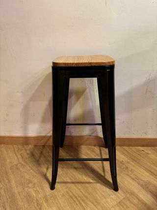 Mesa alta de madera y 4 taburetes