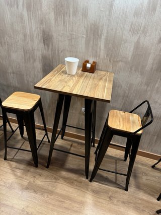 Mesa alta de madera y 4 taburetes