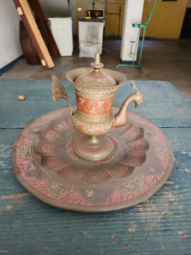 Piatto più teiera arabeggianti