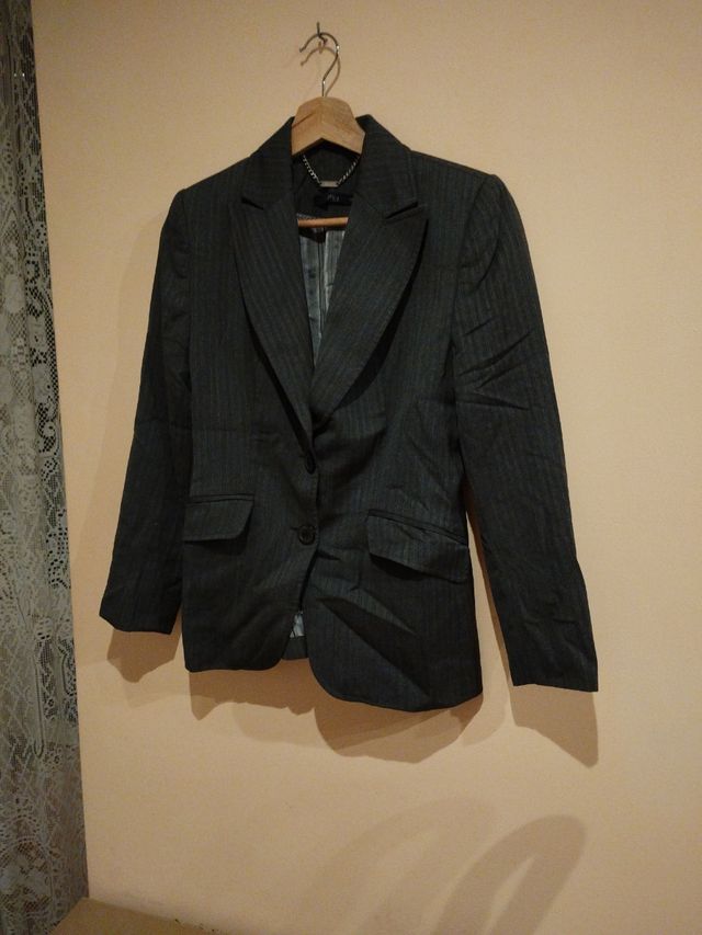 Americana gris oscura