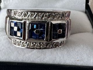 Anillo de oro blanco con diamante y zafiros 