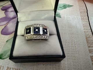 Anillo de oro blanco con diamante y zafiros 