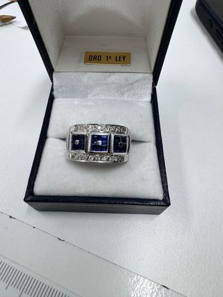 Anillo de oro blanco con diamante y zafiros 