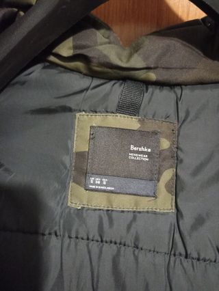 Chaquetón camuflaje Bershka