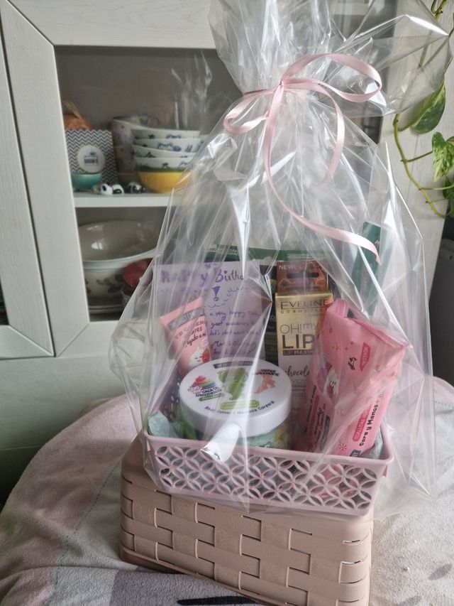 Cesta cosméticos dulces para regalo