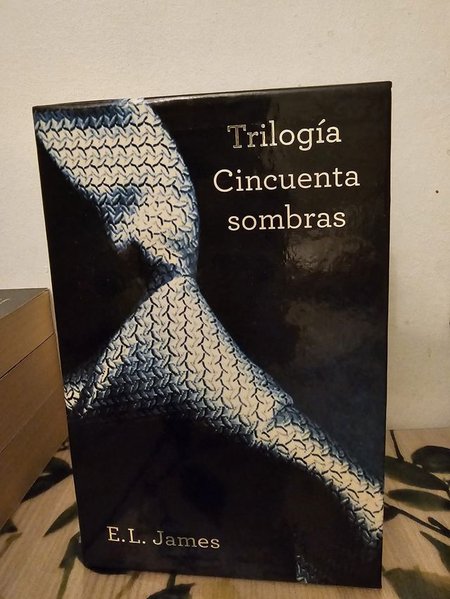 Trilogia Cincuenta sombras de gray en caja
