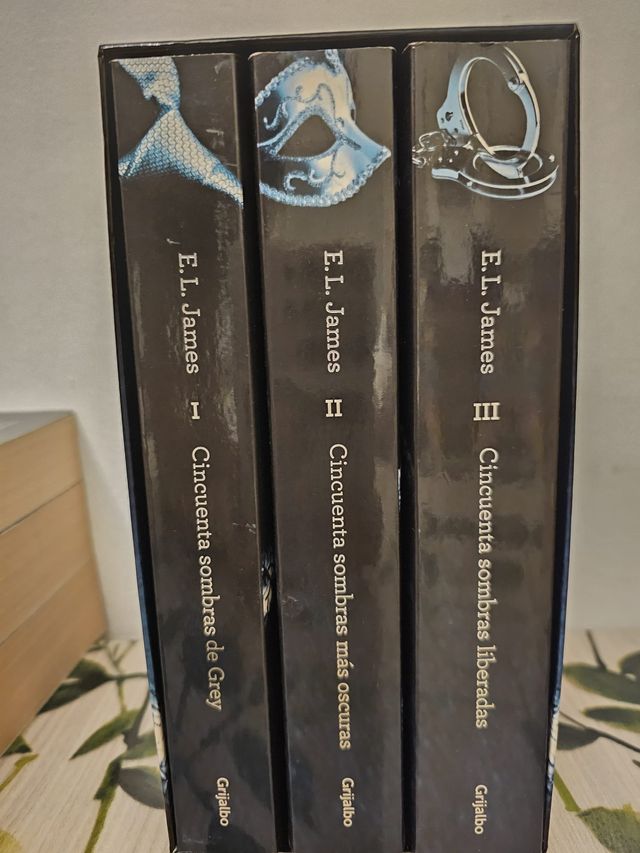Trilogia Cincuenta sombras de gray en caja