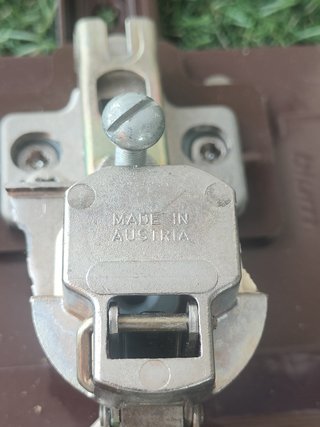 Guías para puerta oculta tv