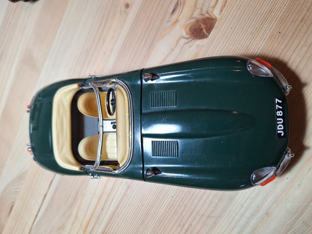 Jaguar e-type descapotable Burago 1/18