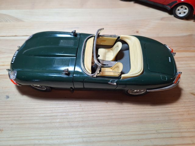 Jaguar e-type descapotable Burago 1/18