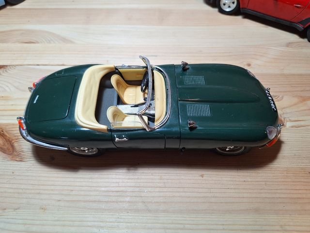 Jaguar e-type descapotable Burago 1/18