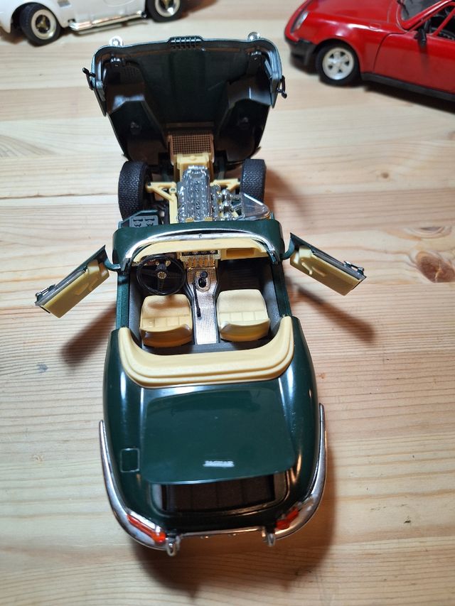 Jaguar e-type descapotable Burago 1/18