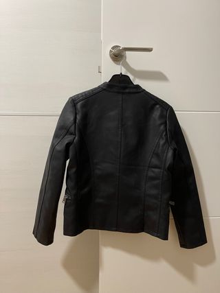 Cazadora niña polipiel negra.
