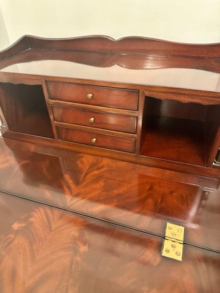 Buró clásico pequeño