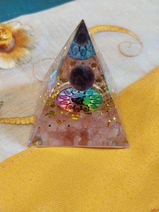 Piramide orgone giada viola quarzo rosa