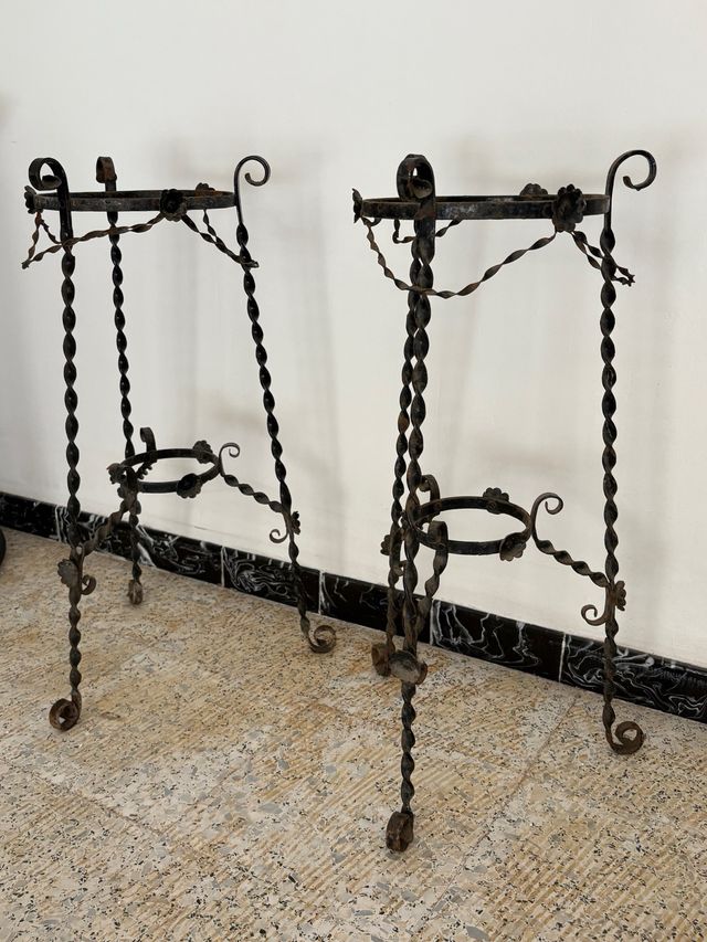 Maceteros forja antiguos pie de macetas.