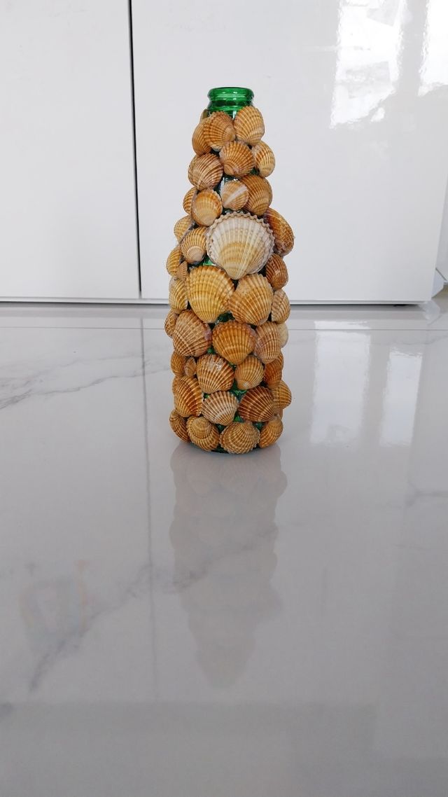 Bottiglia di vetro decorata con cochiglien