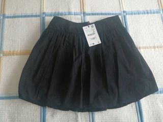 Falda negra niña