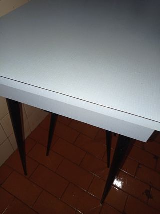 Mesa de cocina y silla