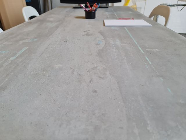 Mesa com acabamento em betão