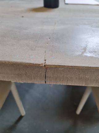 Tavolo con finitura in cemento